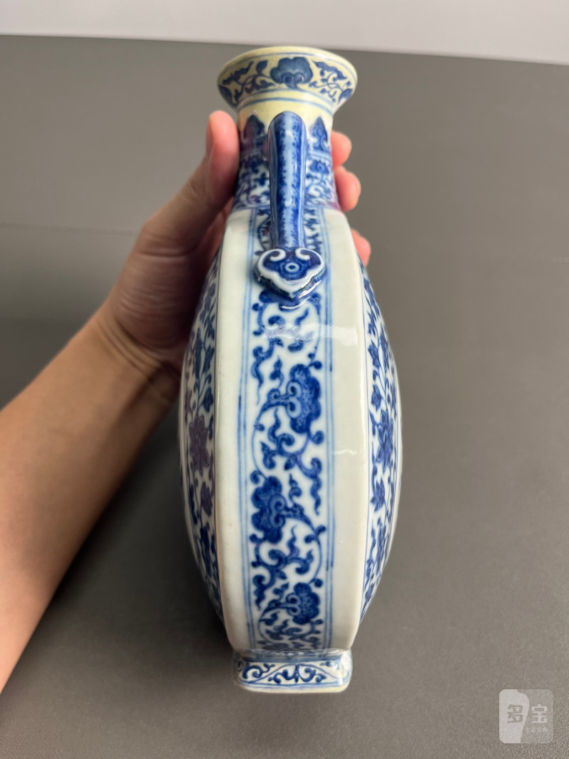 清乾隆  青花缠枝花卉福寿纹抱月瓶 - 图13